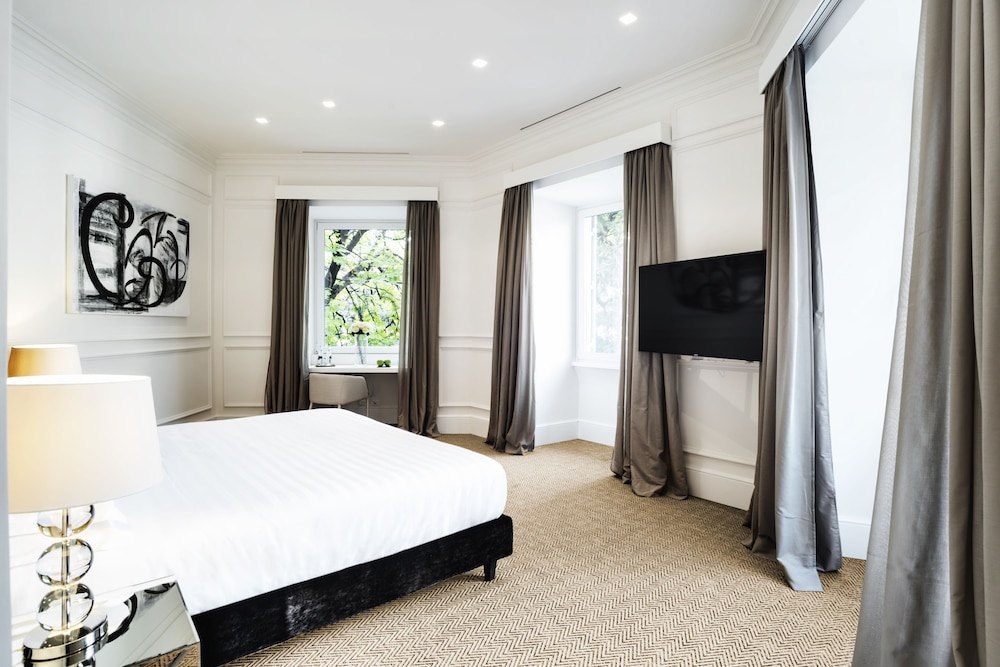 The Shire Hotel 14