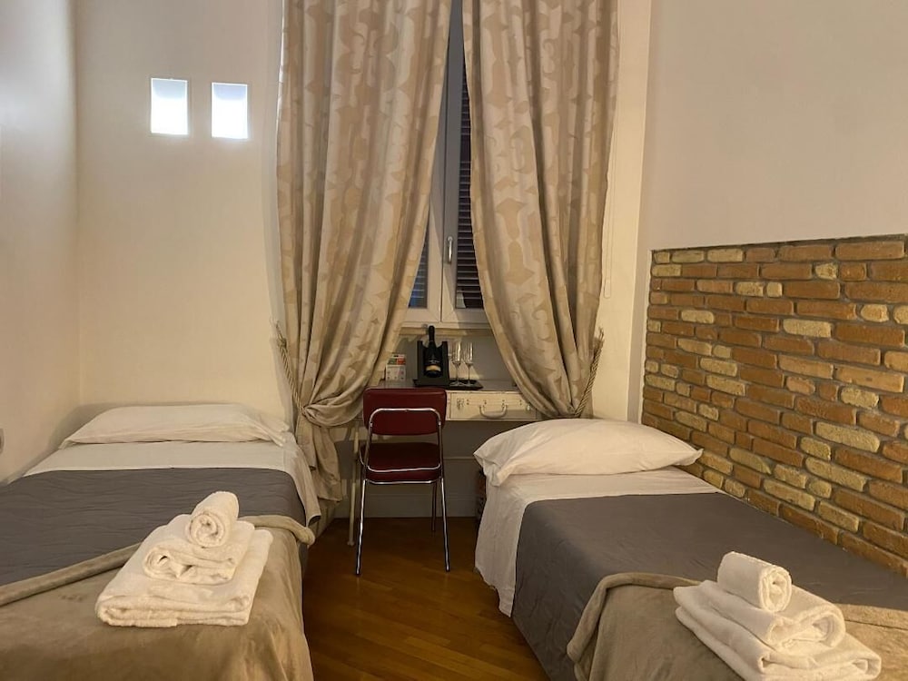Trevi Contemporary Suite 19
