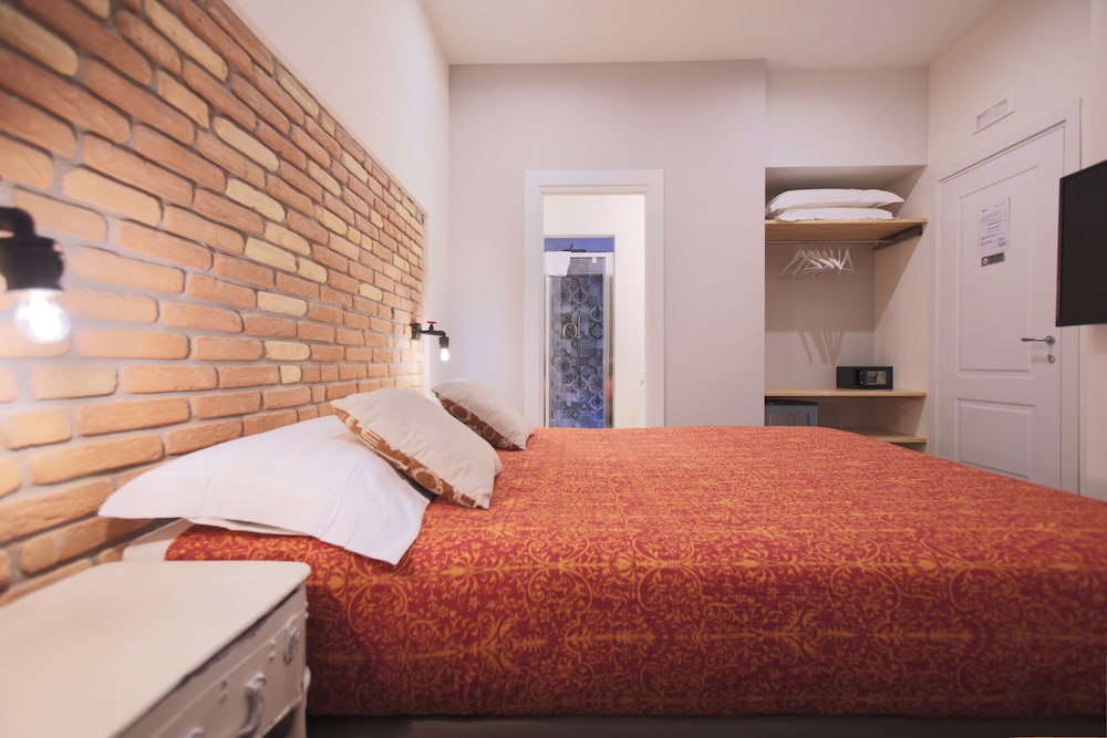 Trevi Contemporary Suite 7