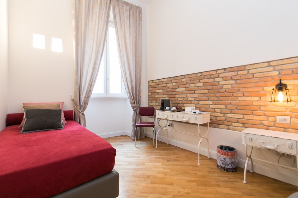Trevi Contemporary Suite 24