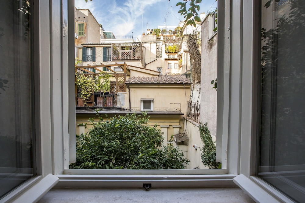Trevi Contemporary Suite 22