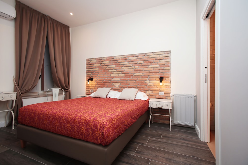 Trevi Contemporary Suite 6