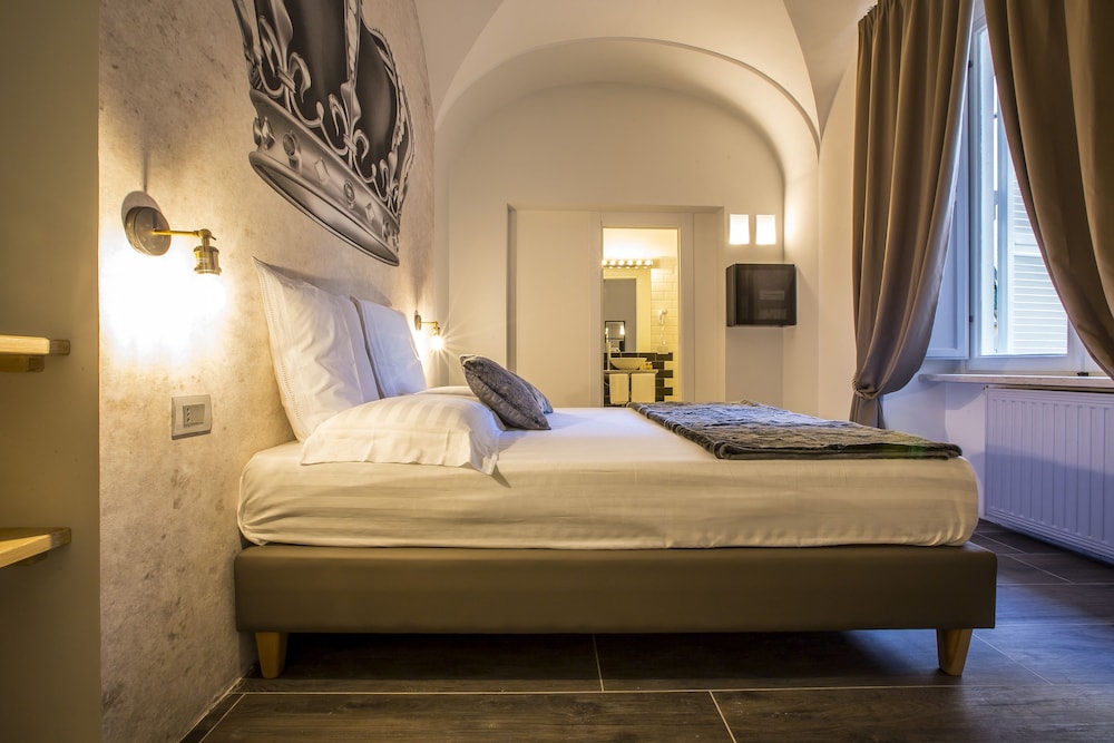 Trevi Contemporary Suite 3