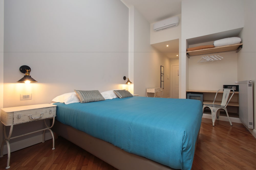 Trevi Contemporary Suite 9