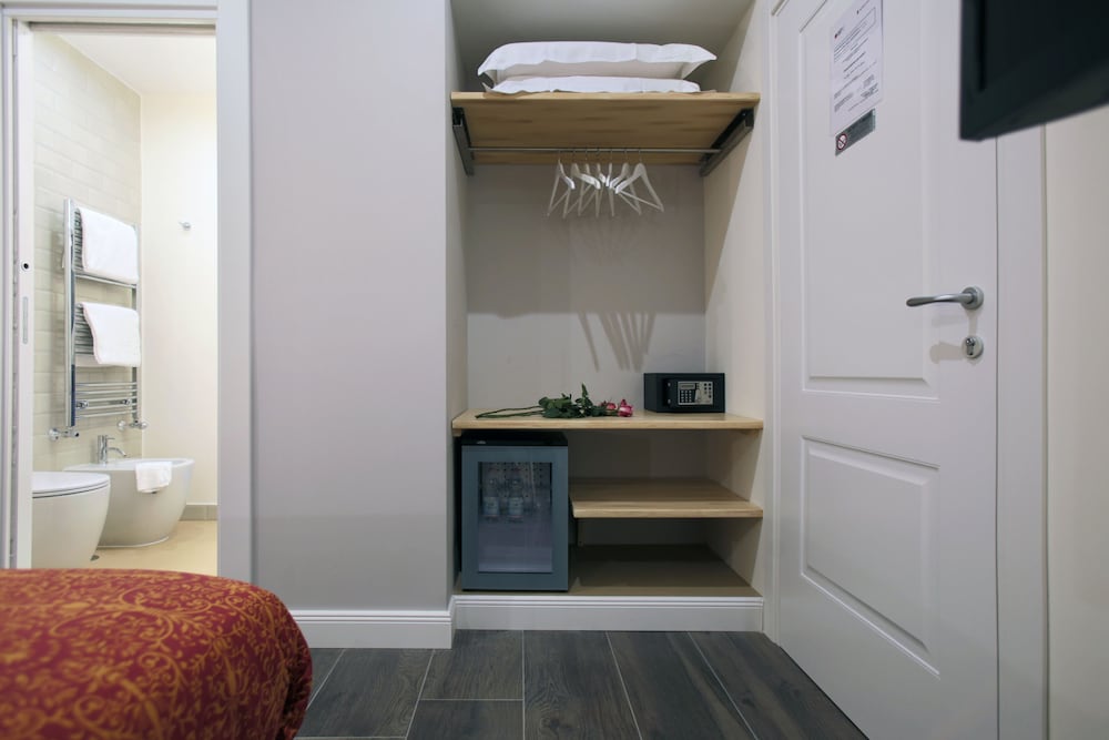Trevi Contemporary Suite 8
