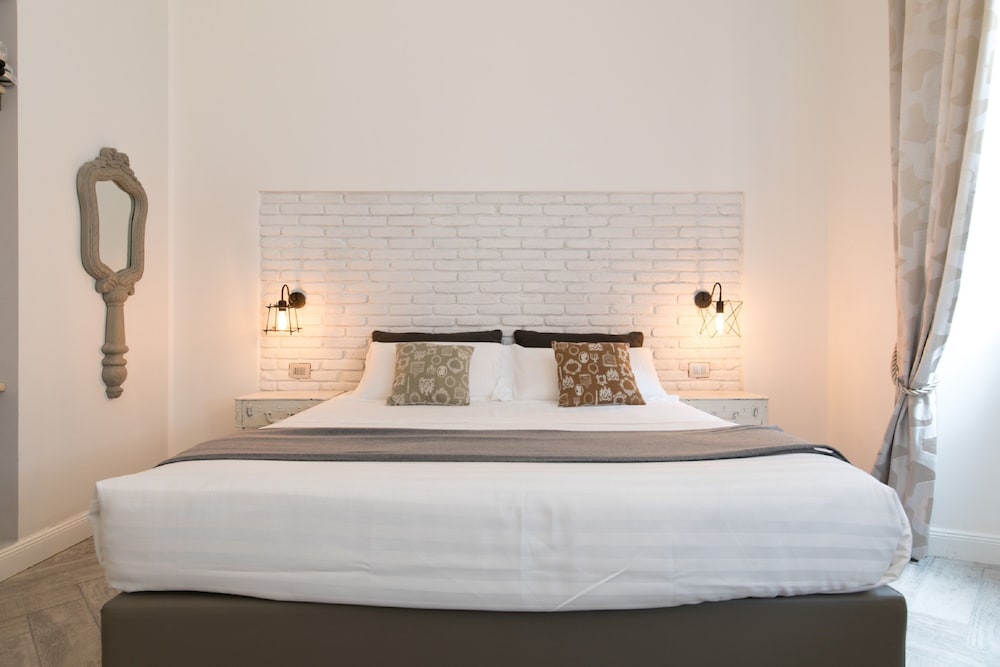 Trevi Contemporary Suite 12