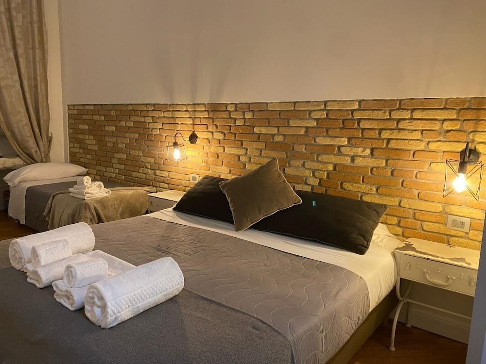 Trevi Contemporary Suite 18