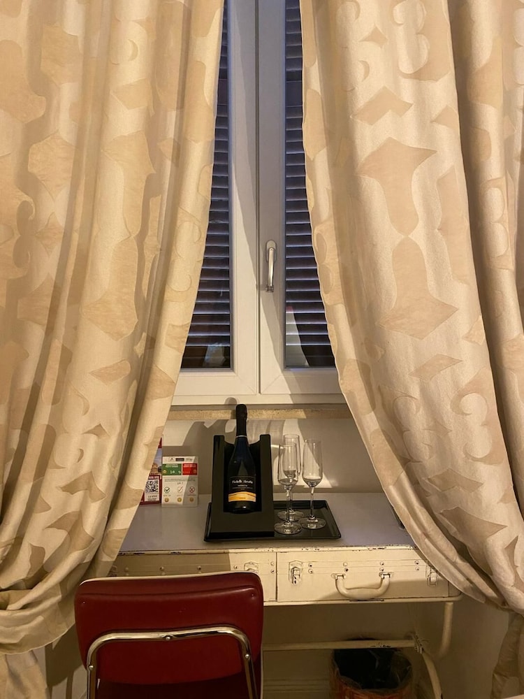 Trevi Contemporary Suite 21