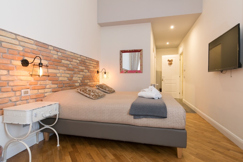 Trevi Contemporary Suite 15