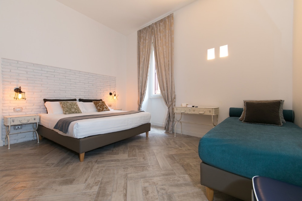 Trevi Contemporary Suite 13