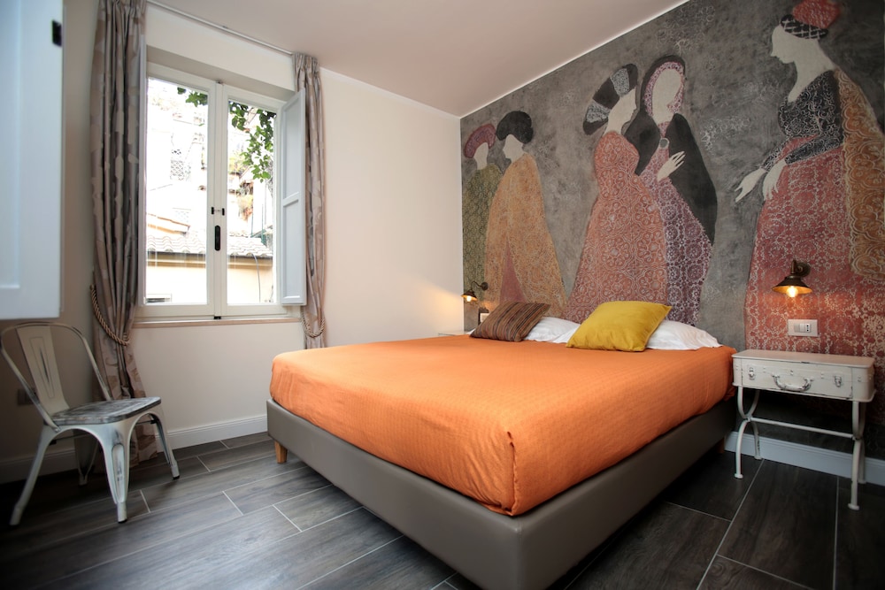 Trevi Contemporary Suite 5