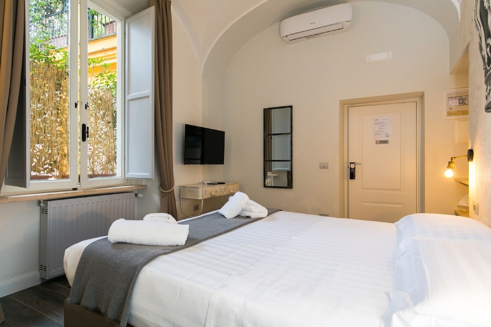 Trevi Contemporary Suite 23