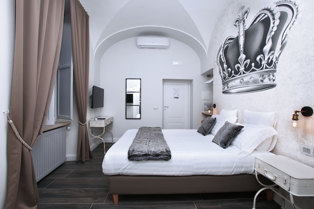 Trevi Contemporary Suite 4