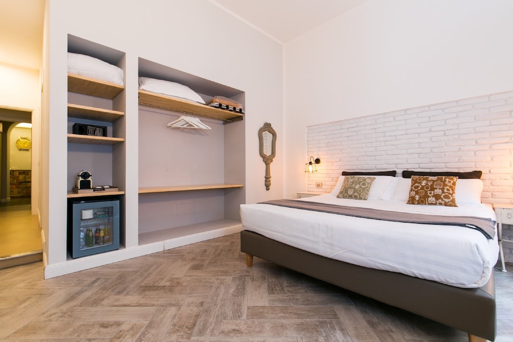 Trevi Contemporary Suite 14