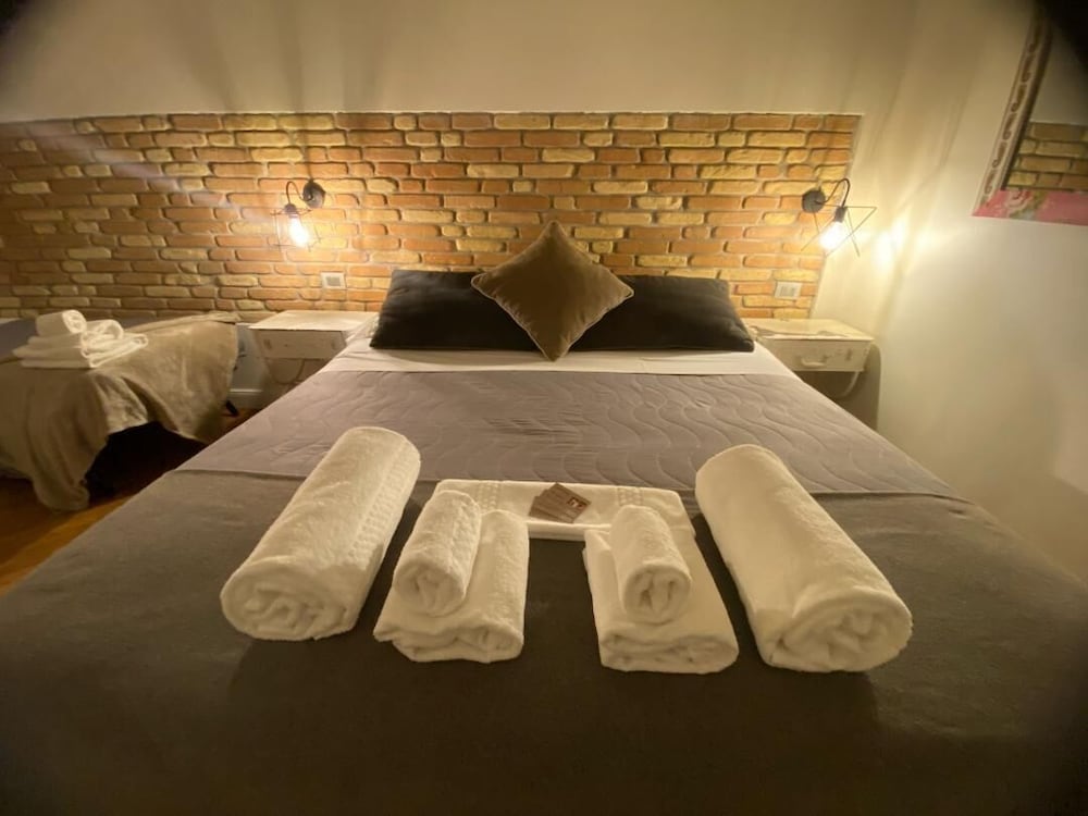 Trevi Contemporary Suite 20
