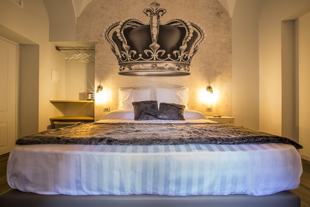 Trevi Contemporary Suite 17