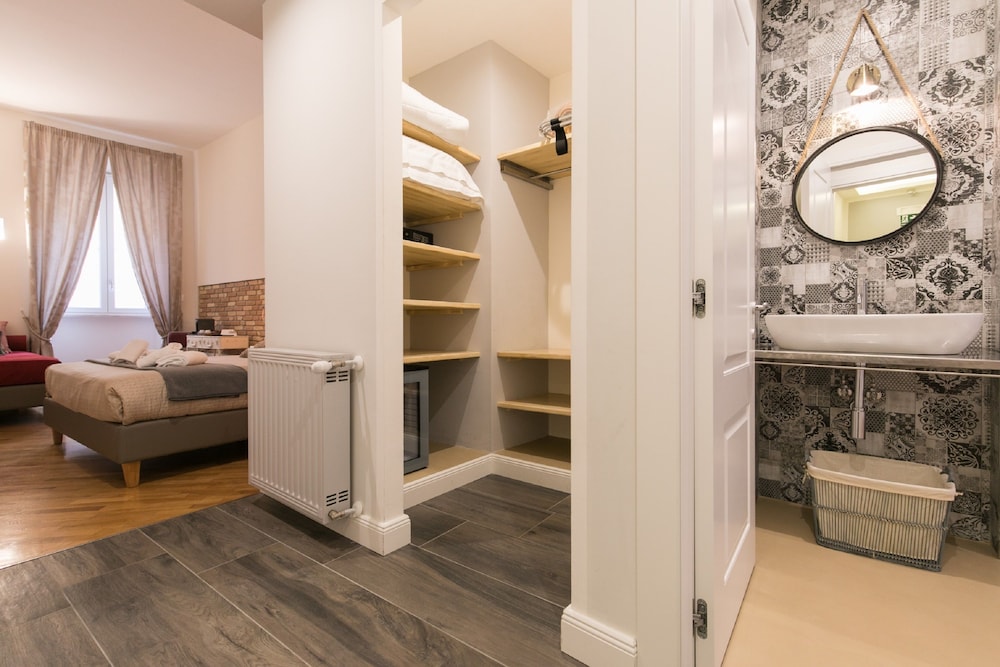 Trevi Contemporary Suite 16