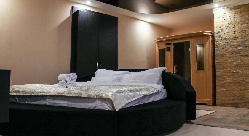 Madison Rooms 6
