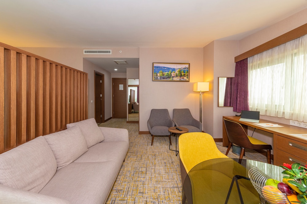 Land Park Hotel 12