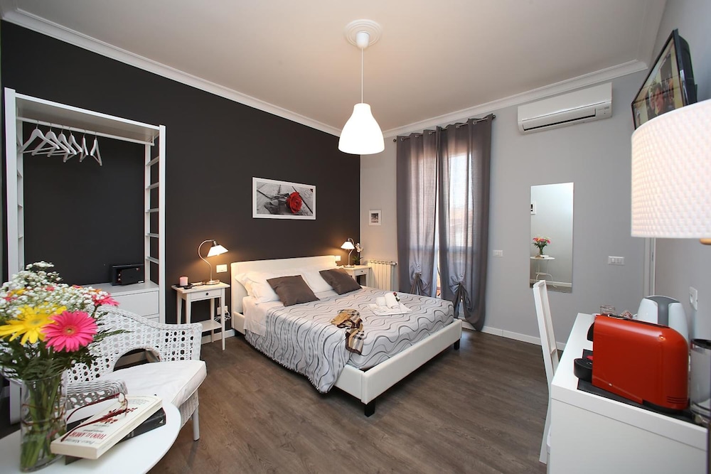 A 2 Passi dai Musei Guest House 16