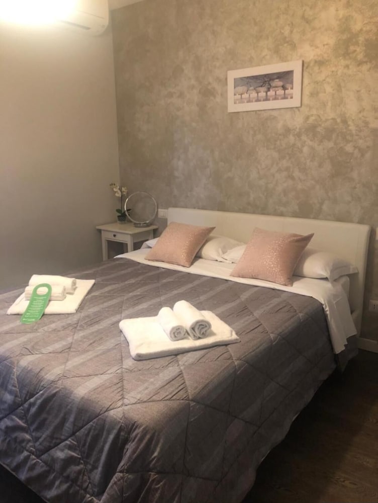 A 2 Passi dai Musei Guest House 12