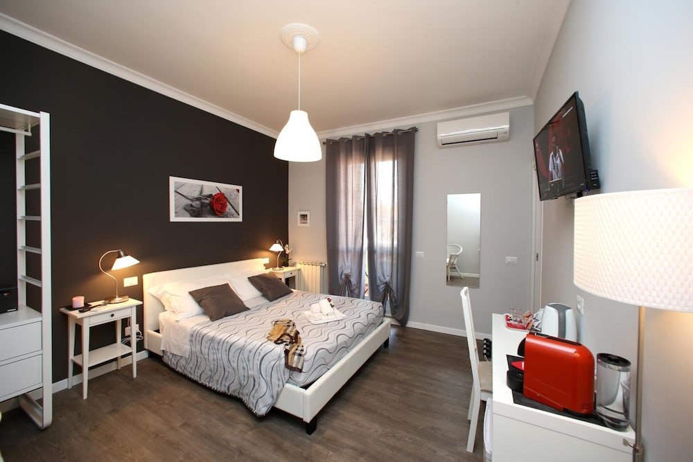 A 2 Passi dai Musei Guest House 14