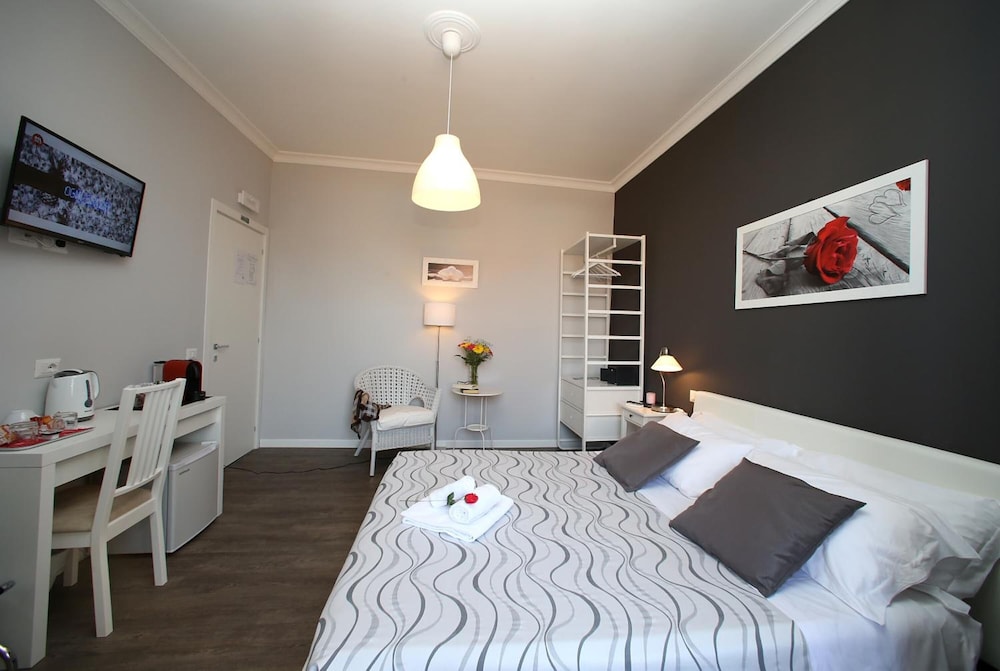 A 2 Passi dai Musei Guest House 13