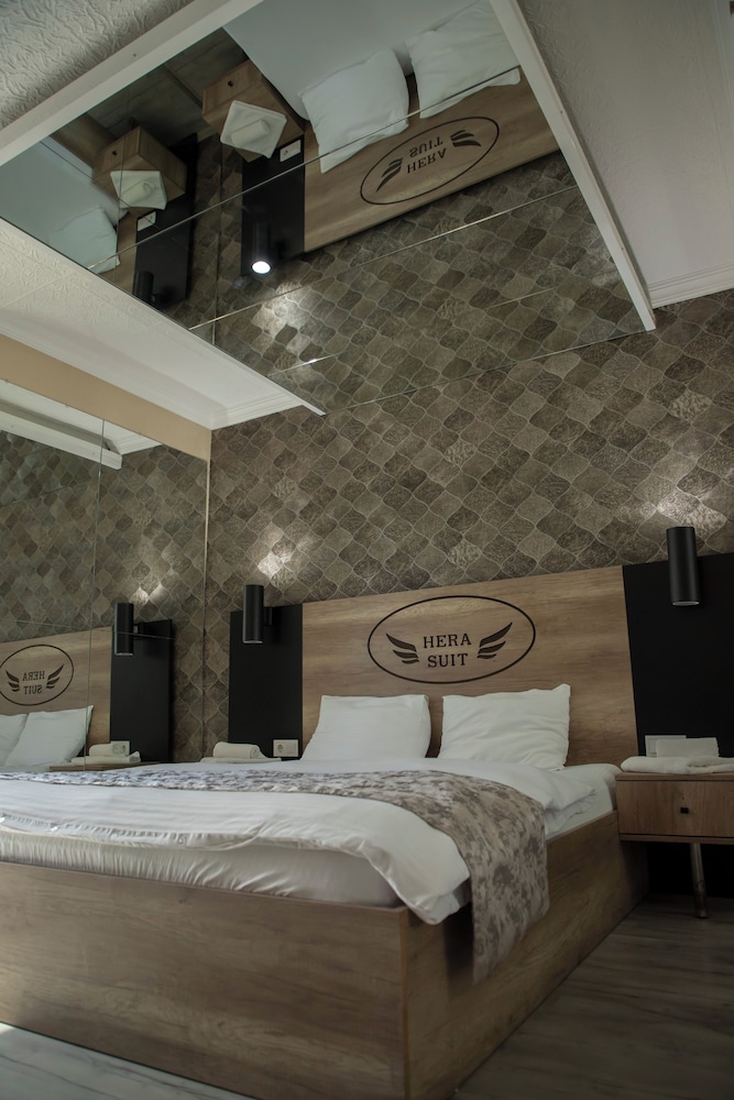 Hera Suites & Residence 13