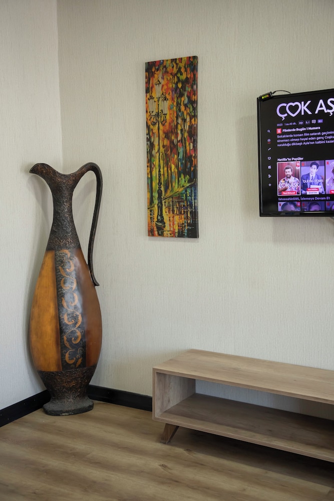 Hera Suites & Residence 8