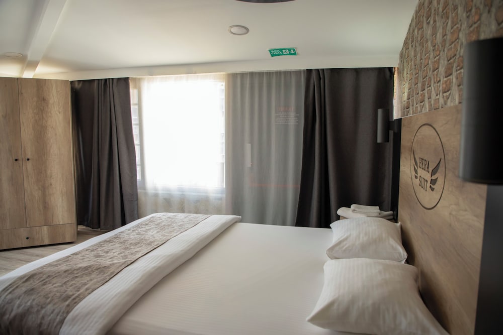 Hera Suites & Residence 12