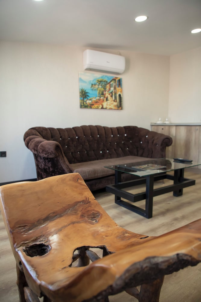 Hera Suites & Residence 11