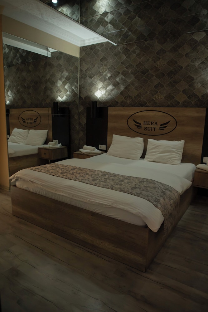 Hera Suites & Residence 18