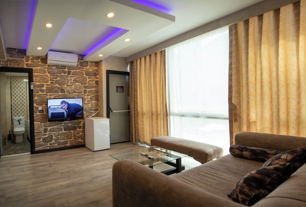 Hera Suites & Residence 7