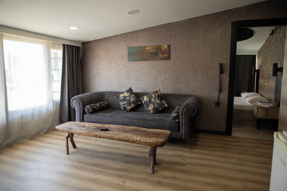 Hera Suites & Residence 23