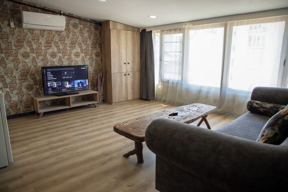 Hera Suites & Residence 10