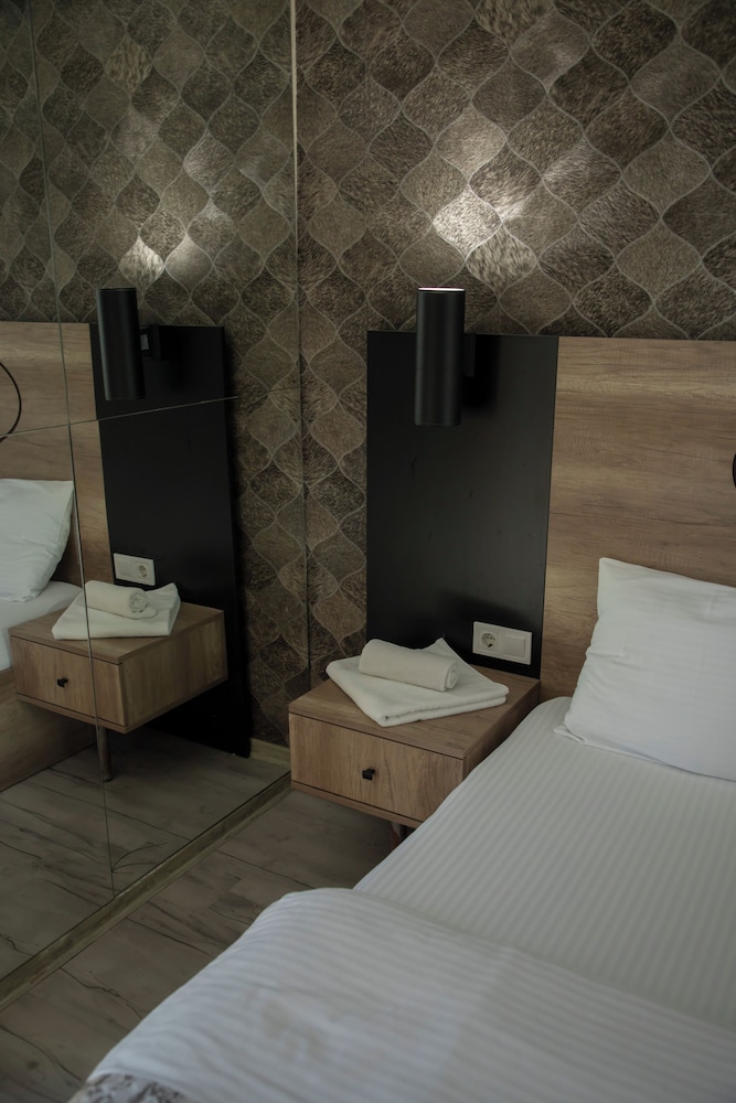Hera Suites & Residence 17