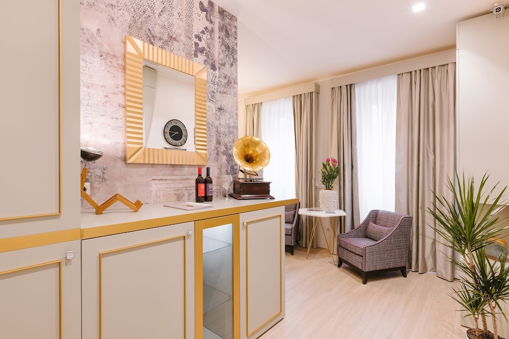 Rhea Silvia Luxury Navona 7