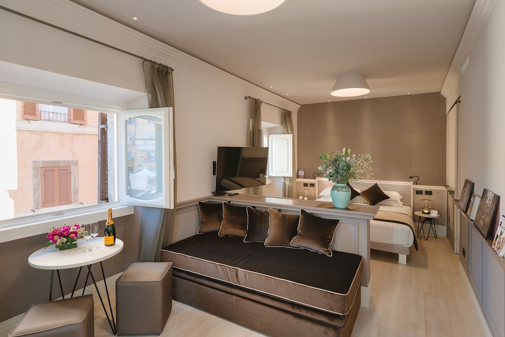 Rhea Silvia Luxury Navona 10