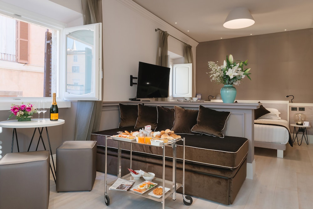 Rhea Silvia Luxury Navona 11