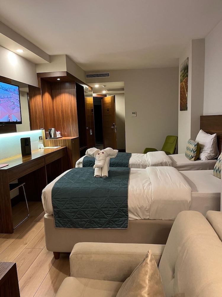 The White Orient Hotel 18
