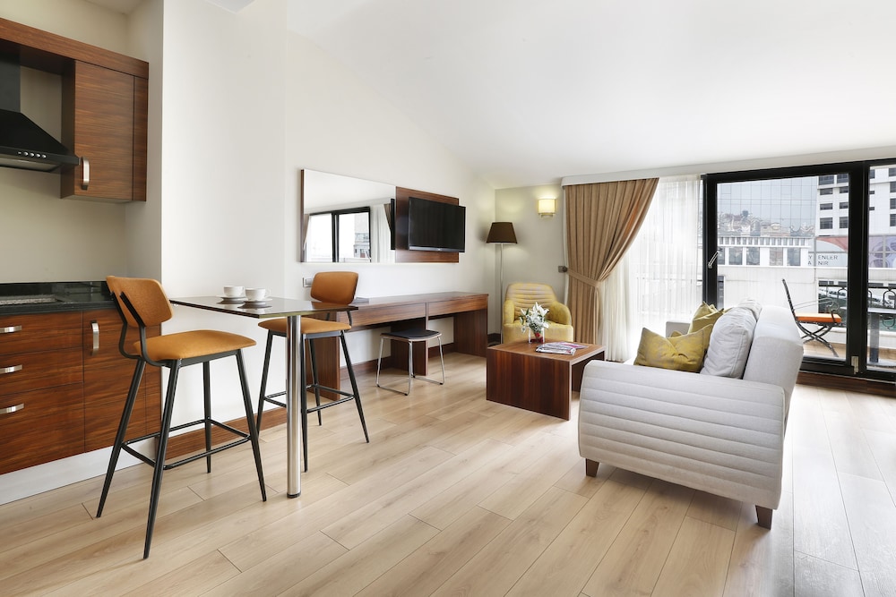 The White Orient Hotel 9