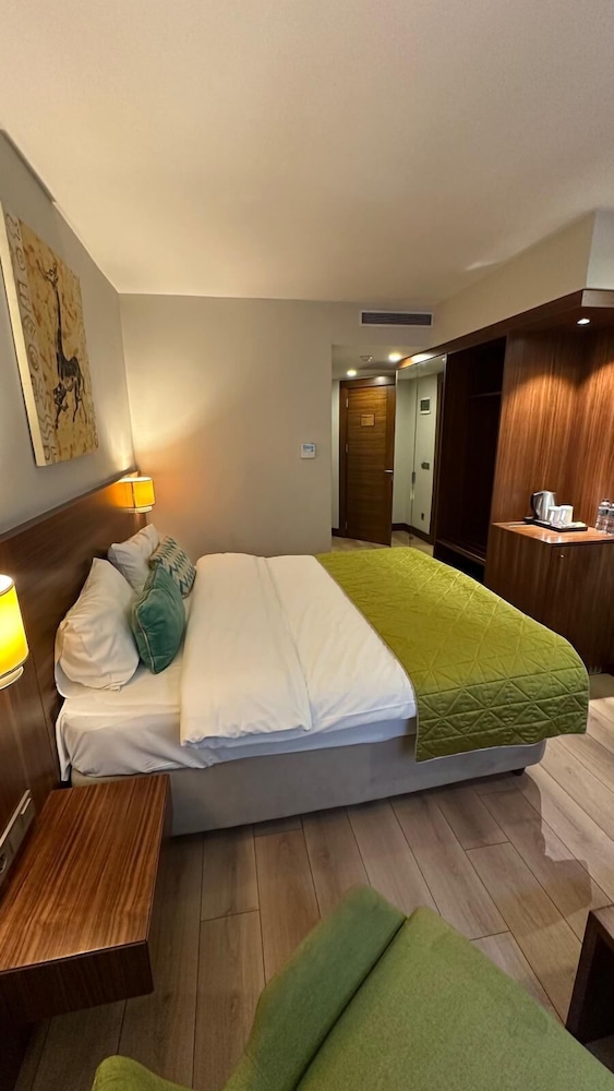 The White Orient Hotel 10
