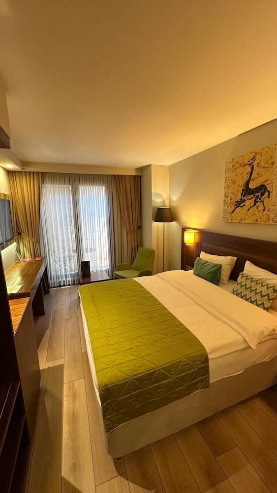 The White Orient Hotel 11