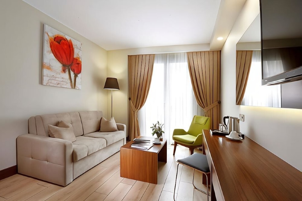 The White Orient Hotel 21