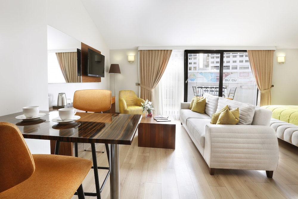 The White Orient Hotel 5
