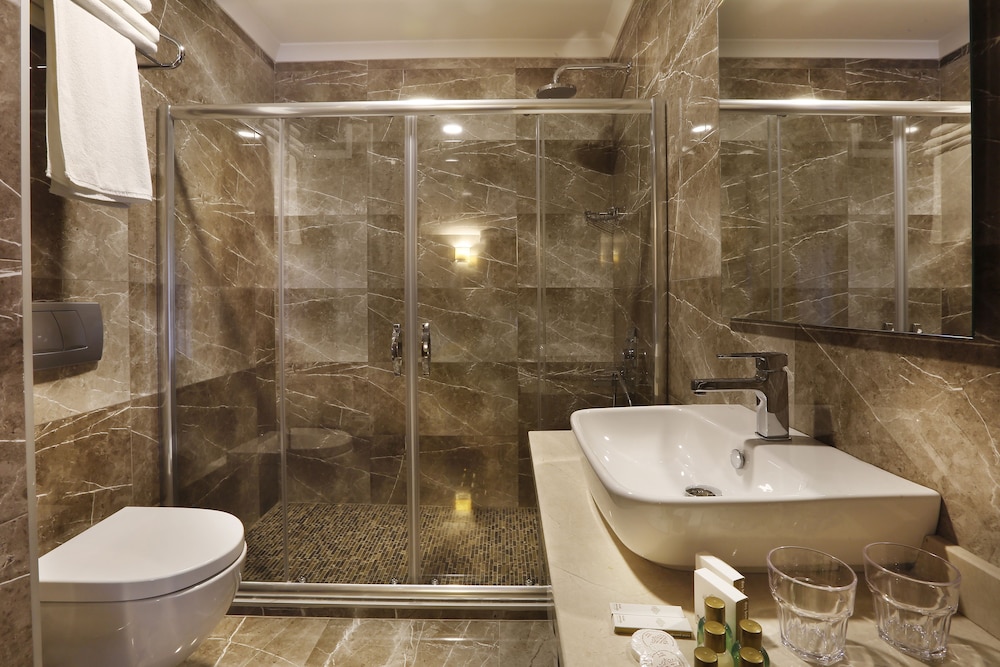 The White Orient Hotel 6