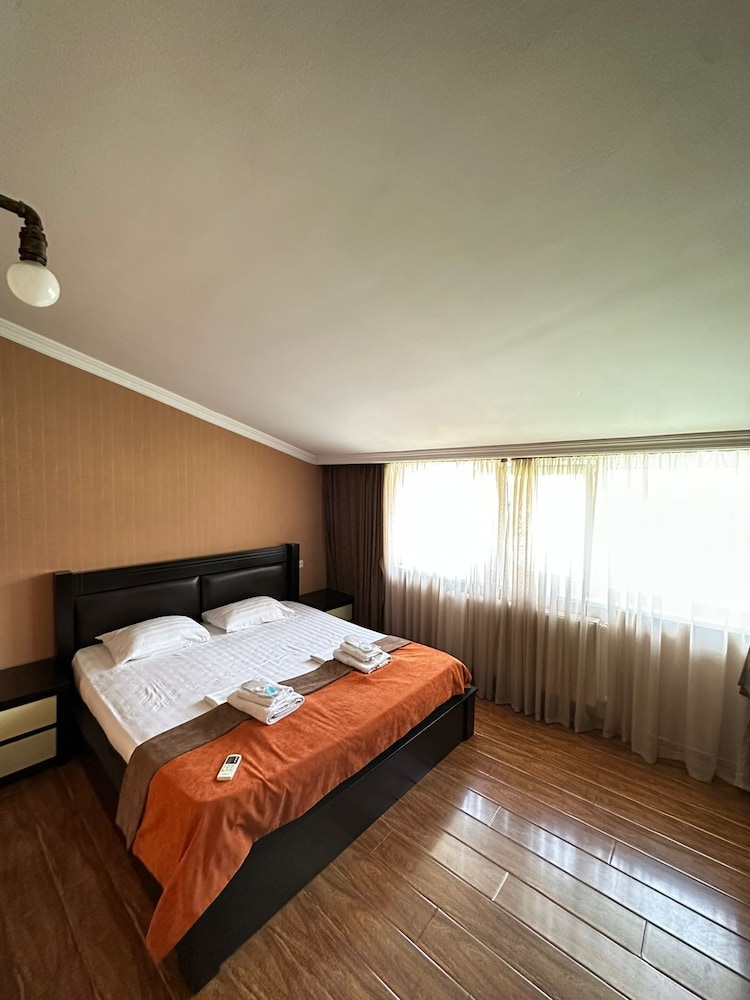 Piano Hotel 12