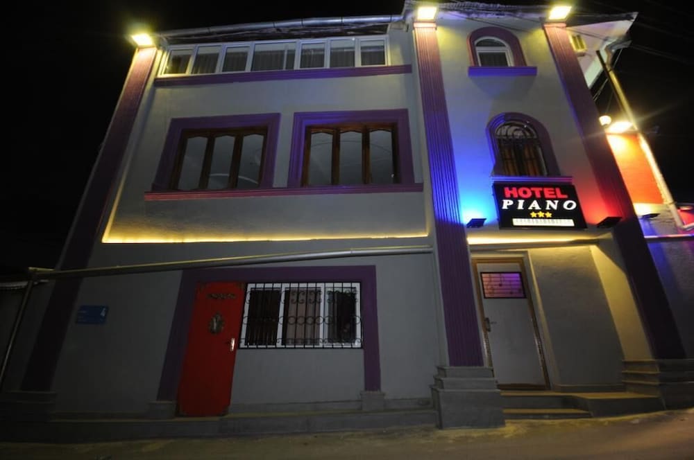 Piano Hotel 1