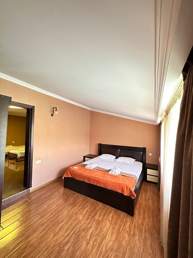 Piano Hotel 13