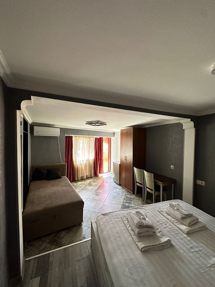 Piano Hotel 18